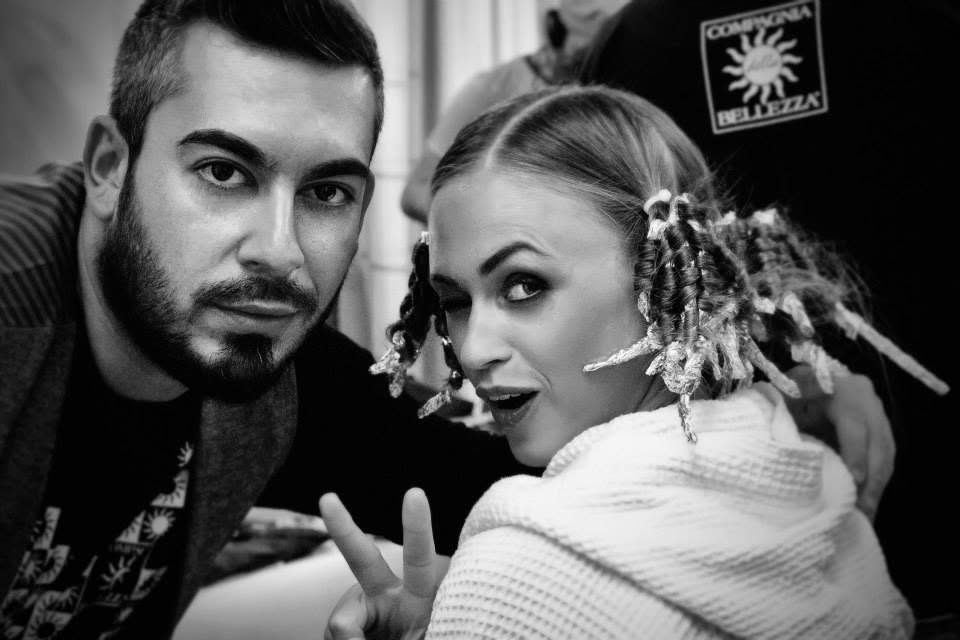 Antonio Lagani con una modella dall'acconciatura a boccoli fermati da forcine, durante un backstage