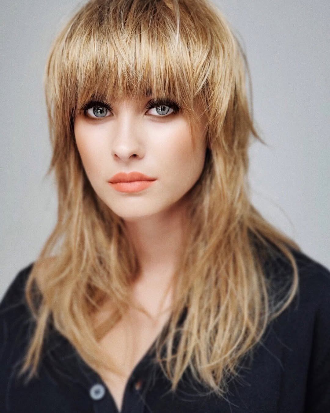 Ritratto editorial di modella con frangia, shooting in collaborazione con Biguine Paris