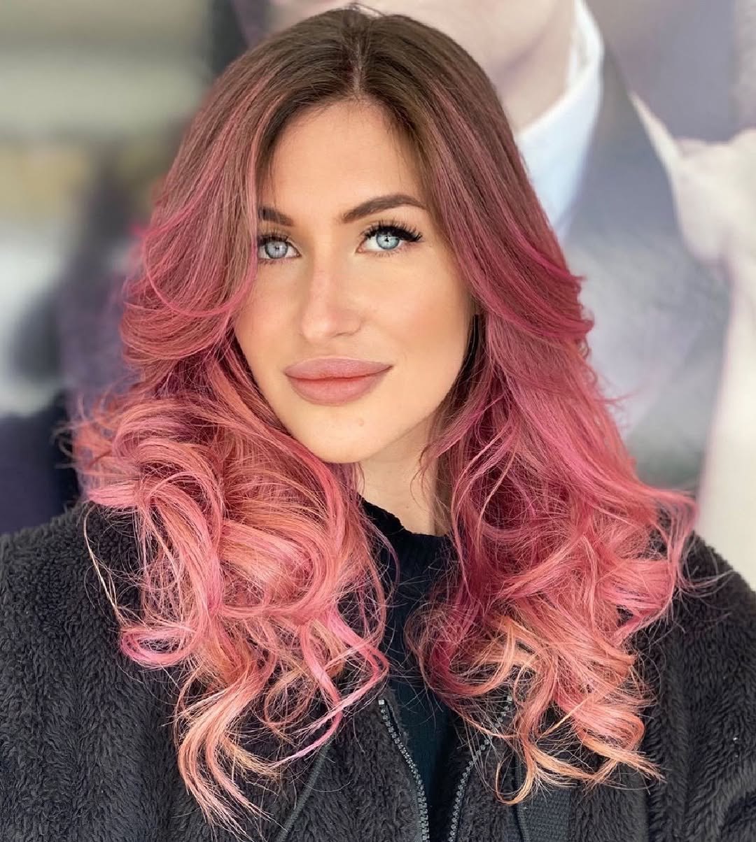 Ragazza con capelli rosa e trucco luminoso in armonia cromatica